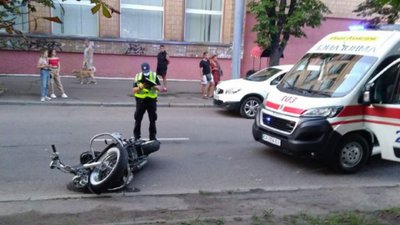 У центрі Черкас під колеса мотоцикла потрапила жінка. Її госпіталізували
