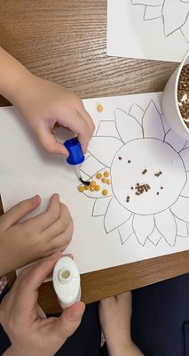 Малюють, роблять аплікації, іграшки. Як діти у Херсоні займаються арттерапією Малюють, роблять аплікації, іграшки. Як діти у Херсоні займаються арттерапією
