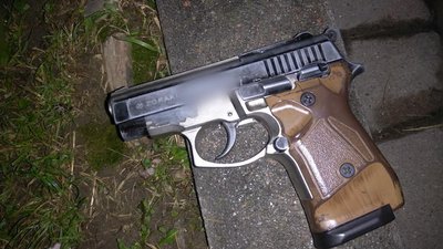 П’яний прикарпатець серед вулиці погрожував людям пістолетом
