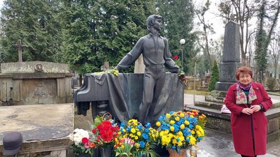 Галина Івасюк-Криса біля могили Володимира Івасюка на Личаківському цвинтарі 4 березня 2024. Галина Івасюк-Криса біля могили Володимира Івасюка на Личаківському цвинтарі 4 березня 2024.