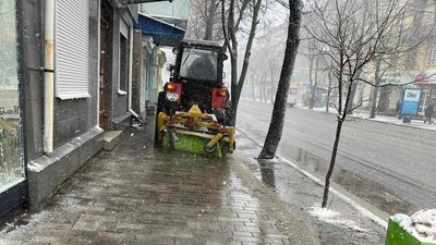 Житомирщину засипає снігом: спецтехніка і дорожники працюватимуть у цілодобовому режимі Житомирщину засипає снігом: спецтехніка і дорожники працюватимуть у цілодобовому режимі