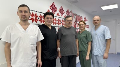 Пацієнт Павло Перепечаєв (у центрі) разом з медиками