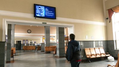 На вокзалі у Луцьку показують ролик про загиблого на війні Ігоря Модіна