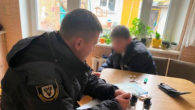 Вимагав 20 тисяч доларів на операцію: у Чернігові 85-річний пенсіонер затримав підозрюваного в шахрайстві Вимагав 20 тисяч доларів на операцію: у Чернігові 85-річний пенсіонер затримав підозрюваного в шахрайстві