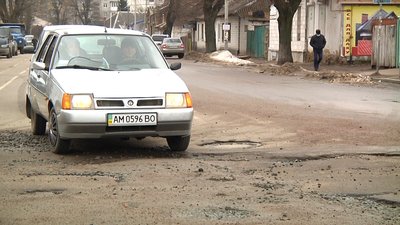 У Житомирі поки не беруться за активне латання вибоїн та ям на дорогах У Житомирі поки не беруться за активне латання вибоїн та ям на дорогах