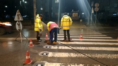 Поблизу пішохідних переходів у Тернополі облаштовують розмічальні дорожні вставки