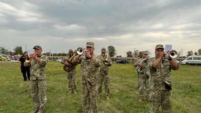 "Загинув, захищаючи небо над Донеччиною". У Харкові поховали пілота, який загинув у авіатрощі під Бахмутом
