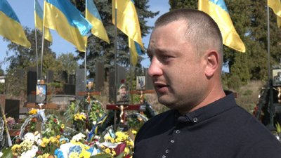 Чоловік на цвинтарі Чоловік на цвинтарі