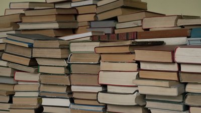 Тенденції українського книжкового ринку 2024: іноземні бестселери та книги українських авторівноземні бестселери та книги українських авторів