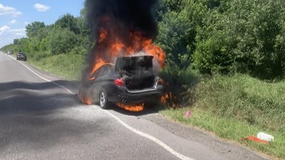Поблизу Львова під час руху загорівся автомобіль