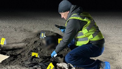 Черкаський правоохоронець фіксує докази на місці злочину Черкаський правоохоронець фіксує докази на місці злочину