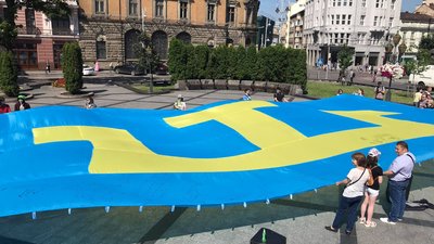 На повітряних кульках до Криму: львів'яни створили послання до кримських татар