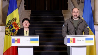 "Найболючіше видовище — хрести за городами". Прем'єрка Молдови приїхала у Київ і відвідала Бучу та Ірпінь