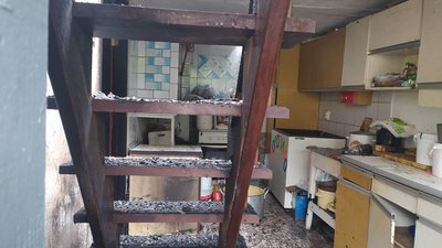 На фото кухня будинку, який зазнав пошкоджень.