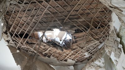"Снаряд влучив у дах, пробив стелю та застряг у підлозі. Усе ліжко було у склі". Жителі Херсона про обстріли армії РФ "Снаряд влучив у дах, пробив стелю та застряг у підлозі. Усе ліжко було у склі". Жителі Херсона про обстріли армії РФ
