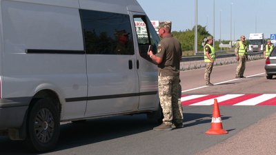 Як працює мобільний блокпост ТЦК на трасі Київ-Чоп