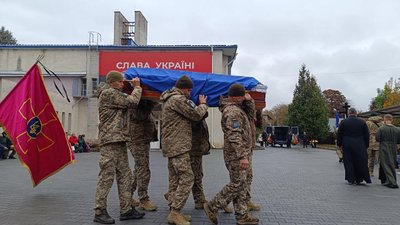 Загиблого воїна містяни проводжали навколішках, 25 жовтня 2023, Хмельницький Загиблого воїна містяни проводжали навколішках, 25 жовтня 2023, Хмельницький