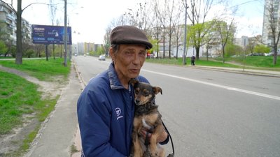 61-річний Ігор пішки разом із собакою прийшов з Маріуполя до Запоріжжя. СУСПІЛЬНЕ | ЛЮДИ