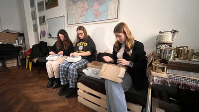 В Тернополі Спілки Української Молоді виготовила 2 000 окопних свічок для бійців В Тернополі Спілки Української Молоді виготовила 2 000 окопних свічок для бійців
