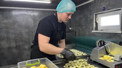 Працювати під час війни важко: подружжя з Волині виграли грант від держави, виготовляють фріпси та пастилу Працювати під час війни важко: подружжя з Волині виграли грант від держави, виготовляють фріпси та пастилу