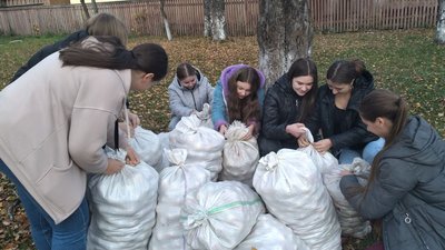 Понад 20 мішків яблук зібрали школярі для ведмедів, які проживають у НПП "Синевир" Понад 20 мішків яблук зібрали школярі для ведмедів, які проживають у НПП "Синевир"
