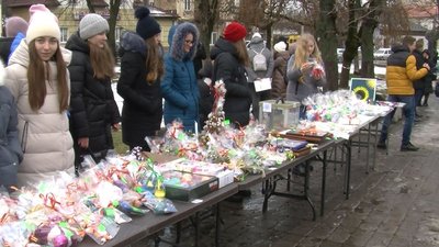 На благодійному ярмарку в Луцьку зібрали майже 20 тисяч гривень для дворічного киянина На благодійному ярмарку в Луцьку зібрали майже 20 тисяч гривень для дворічного киянина