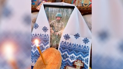 На Чернігівщині поховали трьох солдат, які загинули на фронті На Чернігівщині поховали трьох солдат, які загинули на фронті