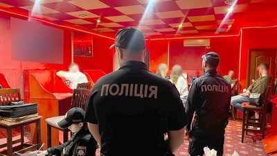 Правоохоронці під час обшуку в одному з нелегальних гральних закладів Хмельницького
