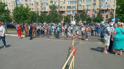 У Києві на МВЦ утворилася черга охочих вакцинуватися проти COVID-19 У Києві на МВЦ утворилася черга охочих вакцинуватися проти COVID-19