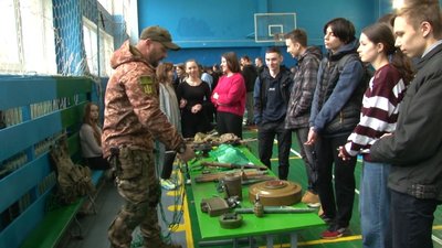 Для черкаських школярів провели військовий інструктаж Для черкаських школярів провели військовий інструктаж