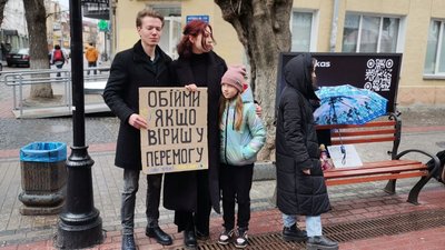 Луцькі студенти збирають гроші ЗСУ з допомогою обіймів Луцькі студенти збирають гроші ЗСУ з допомогою обіймів