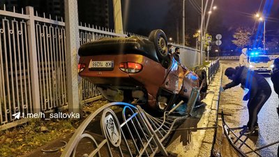 У Харкові легковик врізався у паркан та перекинувся на пішохідній доріжці