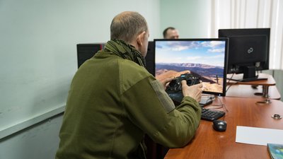 "Аеророзвідка врятувала не одне життя". У Дніпрі військових навчають керувати безпілотниками "Аеророзвідка врятувала не одне життя". У Дніпрі військових навчають керувати безпілотниками