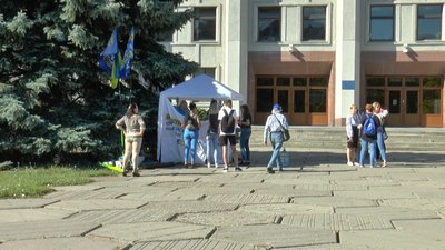 Полтавці збираються на акцію протесту проти навчання у школах російською мовою Полтавці збираються на акцію протесту проти навчання у школах російською мовою