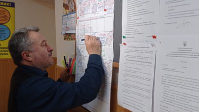 "Ми працюємо з 8 до 17:00, а далі служимо". Сумський театр для дітей та юнацтва показав, що лишається за лаштунками