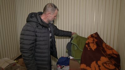 На Рівненщині священник передає гуманітарну допомогу військовим на фронт