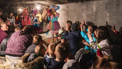 Аніматори та фокусники. У Дніпрі в одному з центрів для переселенців влаштували дитячу програму Аніматори та фокусники. У Дніпрі в одному з центрів для переселенців влаштували дитячу програму