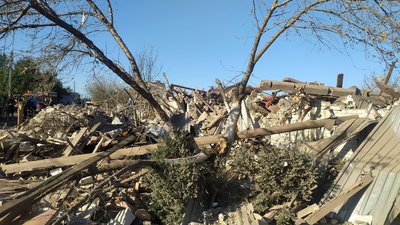 У Сумах російська ракета влучила в приватні будинки, на місці працюють рятувальники У Сумах російська ракета влучила в приватні будинки, на місці працюють рятувальники