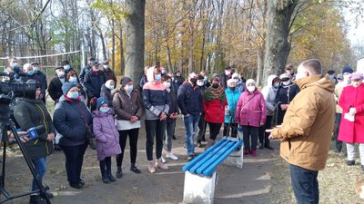 У селі на Житомирщині місцеві жителі зібралися на схід села, протестуючи проти оптимізації школи