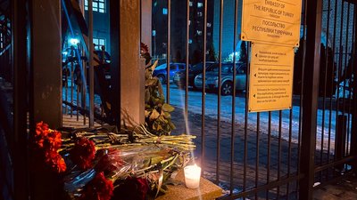 До посольства Туреччини в Києві принесли квіти в памʼять жертв землетрусу