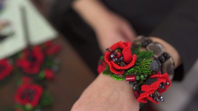 Житомирська майстриня Наталія Антонець створила понад 2 тисячі унікальних прикрас з бісеру і каменів Житомирська майстриня Наталія Антонець створила понад 2 тисячі унікальних прикрас з бісеру і каменів