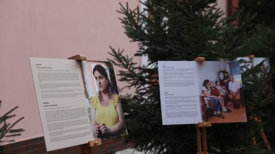 "Це історії мільйонів українців". У Чернівцях презентували виставку про людей, які постраждали через війну "Це історії мільйонів українців". У Чернівцях презентували виставку про людей, які постраждали через війну