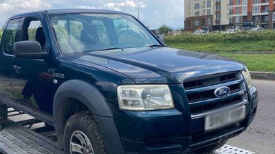 Олександр під час свого волонтерства передав військовим машину Олександр під час свого волонтерства передав військовим машину