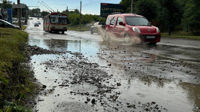 Невідремонтована частина вулиці Південно-Кільцевої у Чернівцях