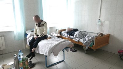 Приймають на тапчанах. Як працюють у прикарпатській лікарні, переповненій хворими на COVID