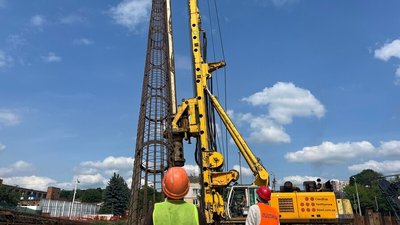 Бурова установка піднімає вертикальний арматурний каркас для палі