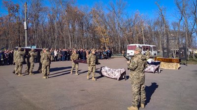 Загинули в один день. У Кропивницькому попрощалися з трьома загиблими у війні з РФ військовими Загинули в один день. У Кропивницькому попрощалися з трьома загиблими у війні з РФ військовими