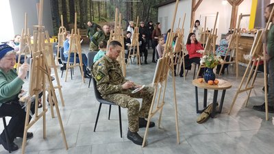 Мистецтво як ліки: для сімей військовослужбовців в Житомирі провели заняття з арттерапії Мистецтво як ліки: для сімей військовослужбовців в Житомирі провели заняття з арттерапії