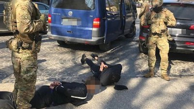 Групу мукачівців, які вимагали гроші за надумані борги, затримали в Ужгороді Групу мукачівців, які вимагали гроші за надумані борги, затримали в Ужгороді