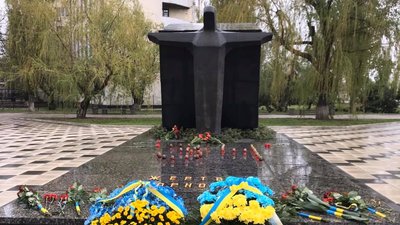 Кропивничани приносили квіти до меморіалу жертвам Чорнобиля впродовж дня Кропивничани приносили квіти до меморіалу жертвам Чорнобиля впродовж дня
